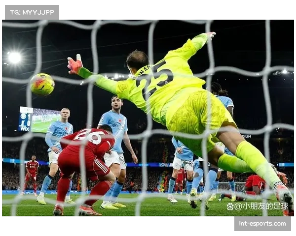 主裁判查看VAR后,取消尼斯队进球,判罚越位在先 主裁判查看VAR后,取消尼斯队进球,判罚越位在先